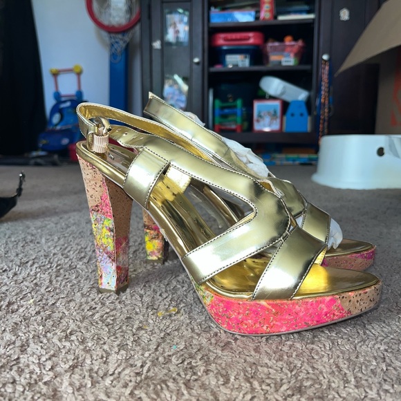 BCBGenerations Gold heels LIKE NEW - Picture 4 of 6
